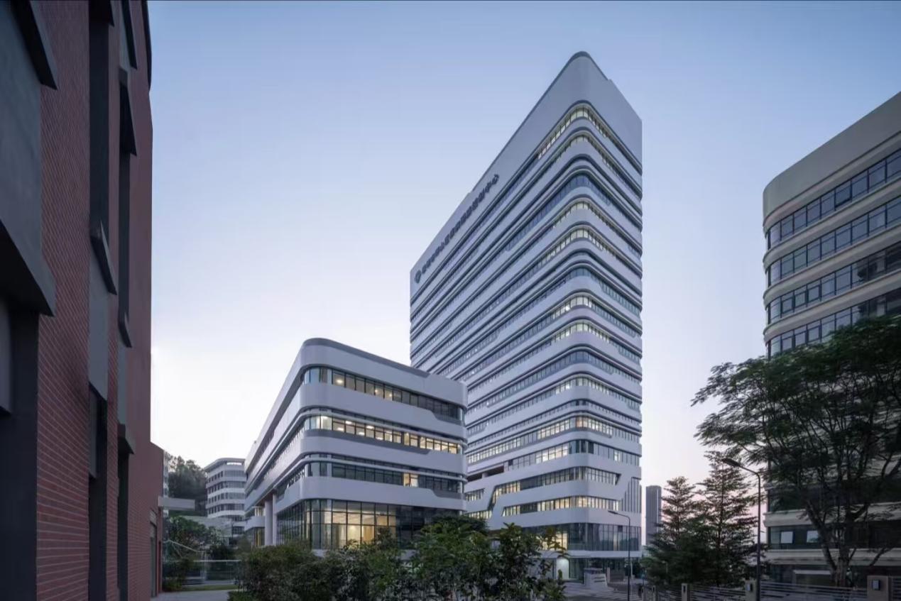 “Medical Cluster + Mountain Views”: Shenzhen University’s Award-Winning Design Reinvents Healthcare Architecture