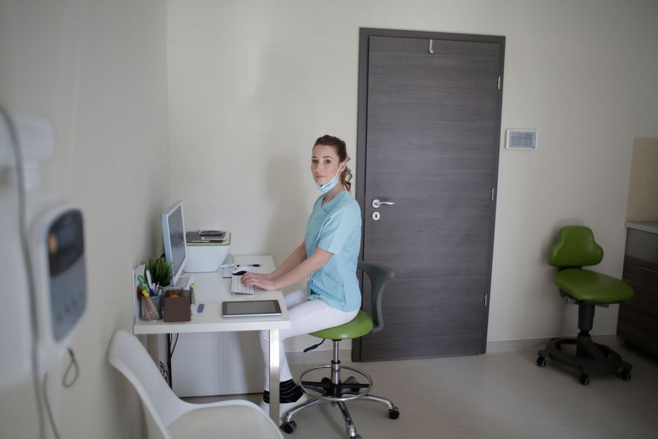 Infection control hospital furniture with seamless edges and disinfectant-compatible materials